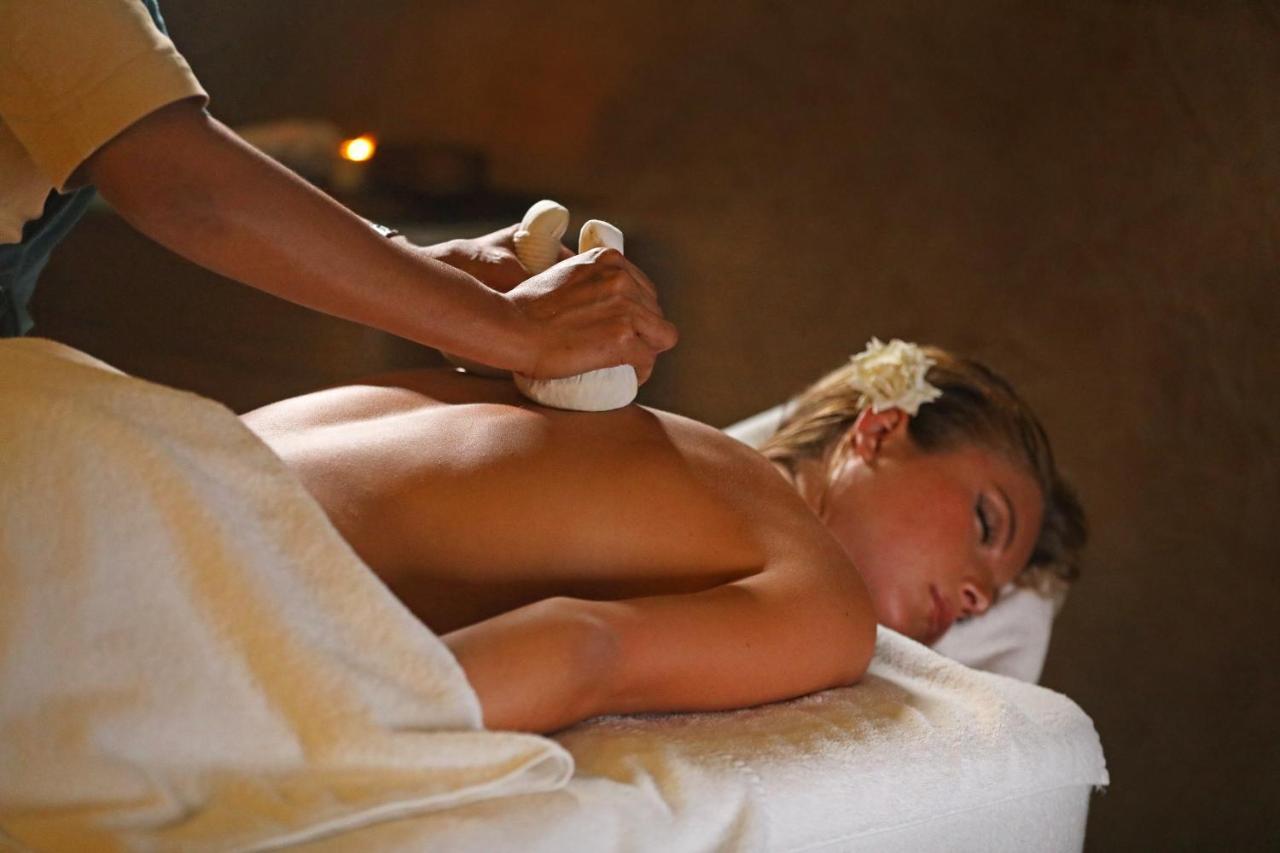 Hotel Jadali & Spa Marrakesh Exterior foto A woman receiving a massage with hot stones